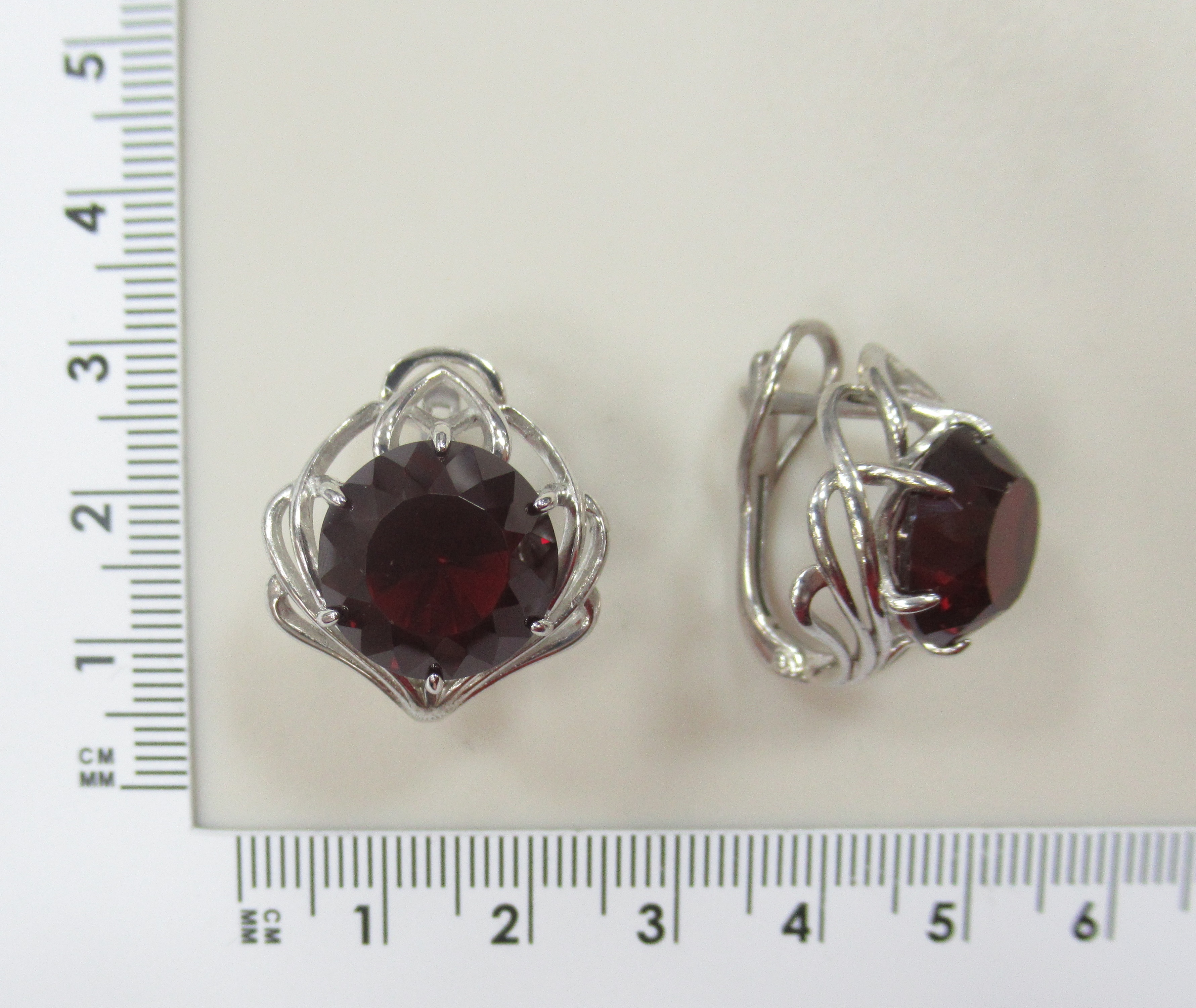 Серебряные серьги 925 пробы; вставки 2 Гранат s;